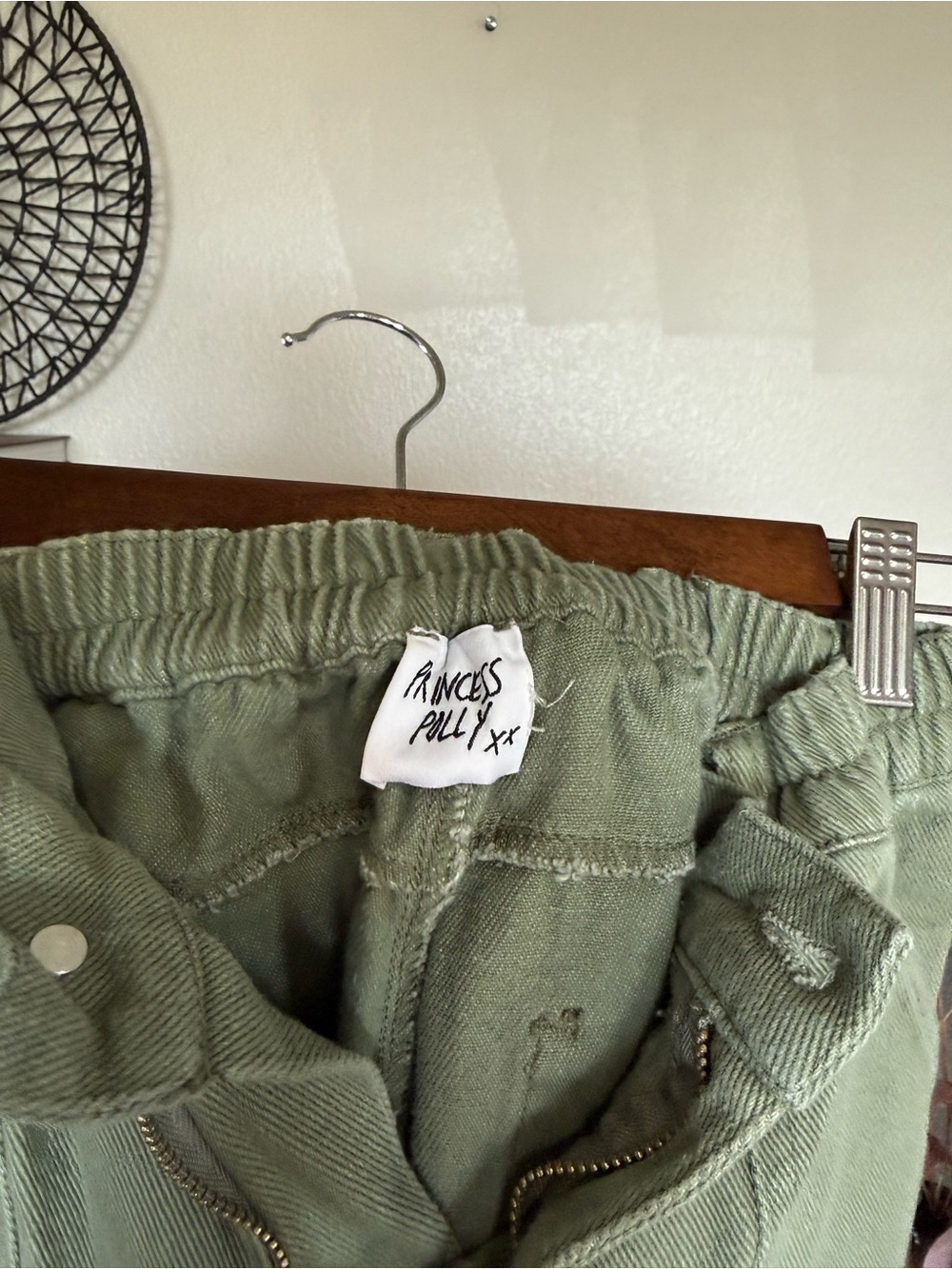 đ Princess Polly Womenâs Olive Cargo Pants - Utility Pocket Trousers - Picture 3 of 3